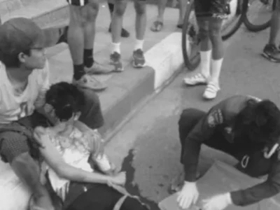 想想就很痛！缅甸曼德勒一名骑行少年被车撞，脚被碾碎