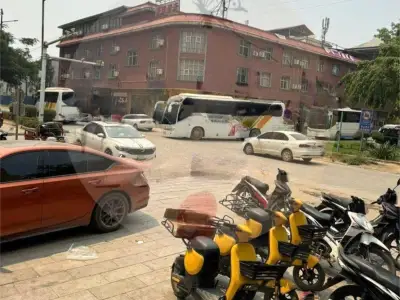 网友投稿：就在刚刚特区又来了几辆大巴车 警车鸣笛开路
