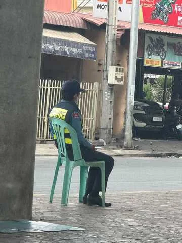 金边交警39°C下执法，网友：太敬业了！