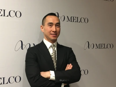 何猷龙与新濠三位老板分享900万美元限制性股票