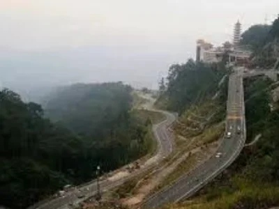 云顶高原下山路发现一具尸体，警方介入