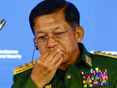 敏昂莱大将携多名高级军官抵达彬乌伦，彬乌伦深夜遭不明组织轰炸袭击，吓得游客纷纷逃跑