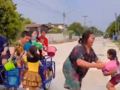 泼水泼到一半,泰国女子内裤滑了下来……