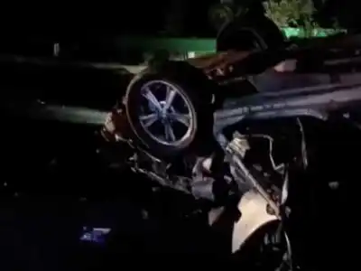 金港高速车祸，汽车追尾后翻覆