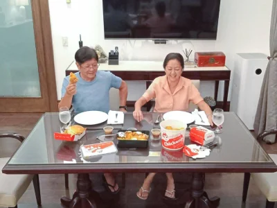 小马"禁不住诱惑" 点了快乐蜂炸鸡桶