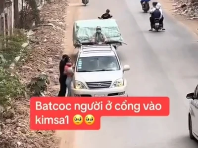 越南网友投稿：一名女性朋友被一名年轻男子强行塞进车里
