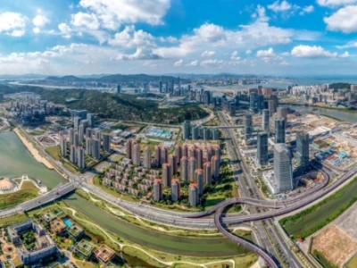 何猷龙认为，横琴与澳门旅游多次往返对澳门发展有利