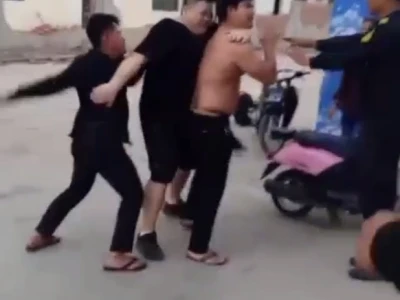 网友投稿：今天在柬埔寨 木牌一园区中国男子大战数名保安