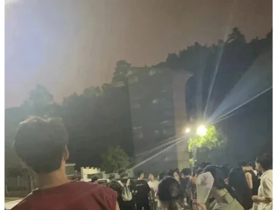 变态男戴假发穿丝袜长裙进高校女寝偷拍被抓