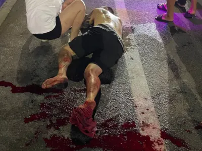 网友投稿：昨晚西港某娱乐城门口一中国男子倒在血泊中