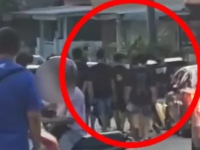 世风日下！大马一群青年大街上围着奔驰车劈砍...路边人群围观也没人敢阻止