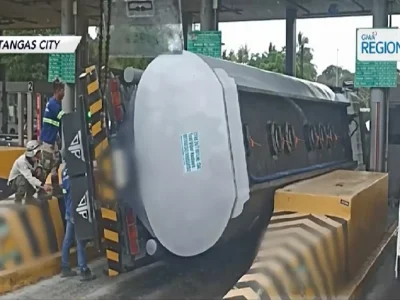 油罐车翻倒导致八打雁市Star收费公路收费站堵塞