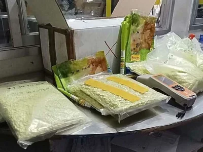 "花式藏毒" 狗粮包裹内发现8500万摇头丸