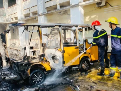 黑烟滚滚，爆炸连连！越南广南一大学车库大火：40辆旅游观光电车一夜成灰