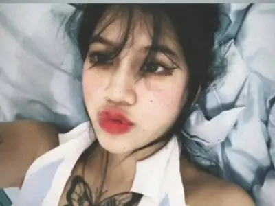网友投稿：这个女孩在我的客厅里做爱