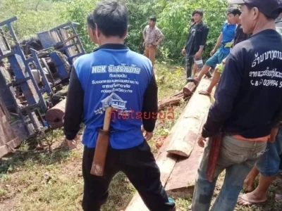 沙耶武里孟平县一拖拉机运木车发生车祸，司机死亡