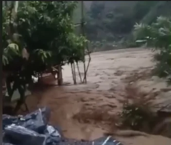 雨季来临！乌多姆塞省发生洪涝，房屋被冲走！居住在这些地方的人要注意！