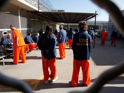 赵长鹏目前在加州洛普克联邦监狱开始服刑
