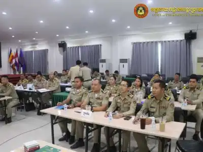 柬埔寨移民局培训检查护照