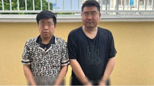 涉嫌贩毒，两名中国人被关一年后受审