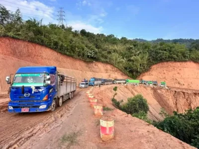“18小时的路，走了3天！”边境重要贸易道路上，上百辆车被堵