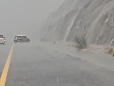 阿联酋昨天下起暴雨，通往哈塔的公路遭冰雹袭击，雨水顺山而下秒变瀑布