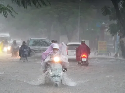 越南海防市遭遇10年来最强降雨：洪水肆虐，城市变汪洋
