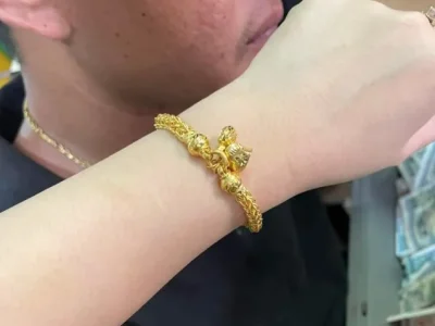 老挝商贩成箱现金购金饰保值，金价五年翻五倍，世行：人均年收入下降至1832美元...