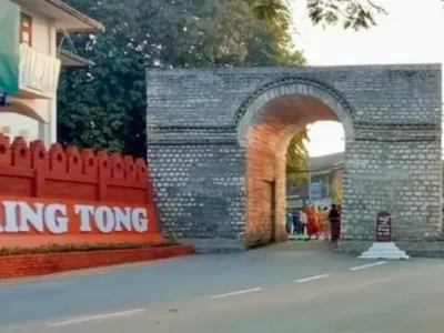 景栋从KTV返回的一名警员围殴，还被刀捅