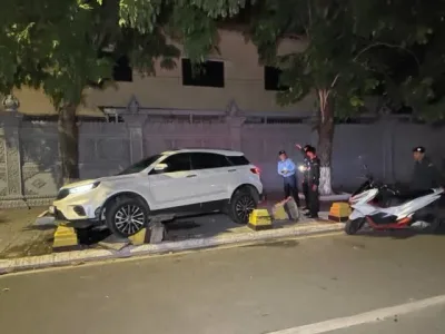 金边一外国人酒驾肇事后，叫嘟嘟车乘坐离开现场！