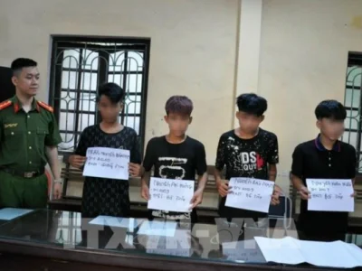 越南一伙青少年因专门潜入商店进行窃盗被捕，最小的才13岁