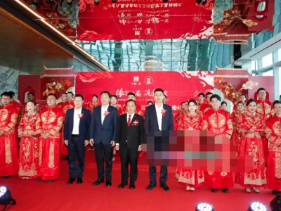 恰逢马中建交50周年，16对中国籍与马来西亚籍夫妻举行集体婚礼