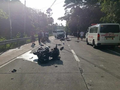 摩托车手参加公路赛 速度过快与对向面包车相撞死亡