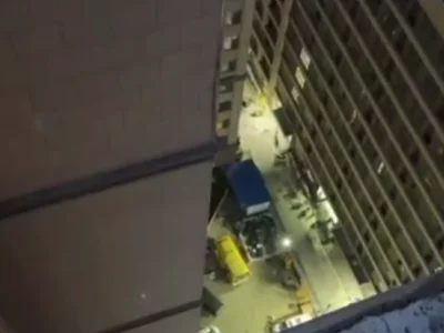 群友爆料：刚刚特区华源公寓今天直接被成龙冲了
