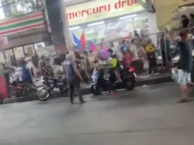 网友投稿：红楼旁边很多警察什么情况？