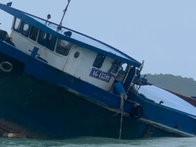 西港沙船沉入大海，4人获救！