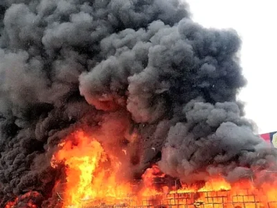 今晨仰曼地区燃起大火 价值上亿美元物品被烧毁 百姓拍手称快