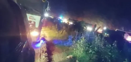 缅甸掸邦这条路，又稀又烂，数百辆大量被堵，众多司机夜宿车上