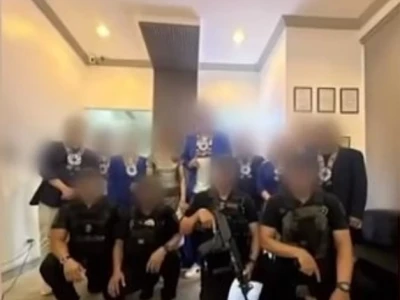 特警在发布会现场变保安? 女子恐面临网络诽谤指控