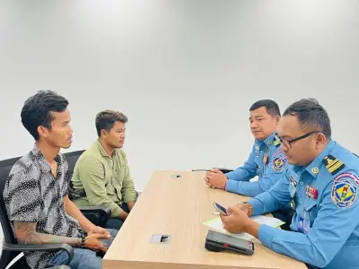 用脚开车、还嚣张传播，金边两名男子遭警方传唤
