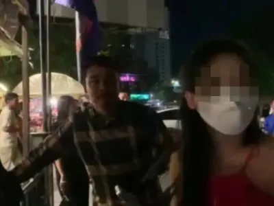 美女乘客手机落突突车：拿我100美金，还想再拿50？