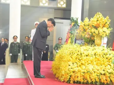 老挝国家主席在河内出席越共中央总书记葬礼并敬献花圈