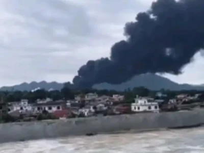 破碎，我们的家；破碎，百姓的心.....战火不息，现场炮火浓烟滚滚......