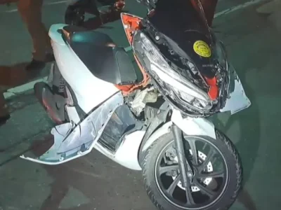丢大脸！中国游客逆行撞警车，在逃逸时被路人抓了…