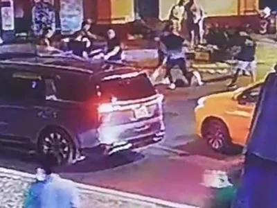 一群醉酒外国人在越南胡志明市市中心打架闹事，被逮捕