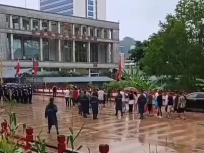 网友投稿 ：昨日缅向中方移交部分电诈人员！