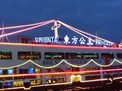 在泰国芭堤雅东方公主号游轮，中国游客和人妖抚摸合影仅需4元！