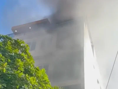 越南胡志明市一栋5层楼房突发火灾，15人（包括9名外国人）被困，有人爬上屋顶呼救......