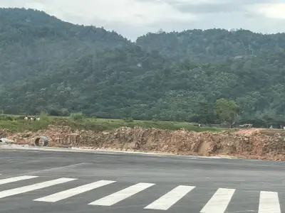 网友投稿：特区老缅新村宝龙广场园区内的人们直接跑空