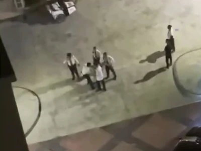 网友投稿：昨天晚上 Shore D 楼下保安把中国人给打了